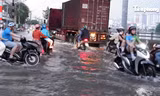 Triều cường đạt đỉnh, người dân TPHCM chật vật di chuyển giữa mênh mông nước 