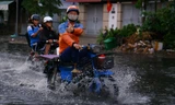 TPHCM mưa lớn giữa trưa, nhiều tuyến đường lại ngập hơn nửa bánh xe