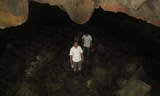 Cán bộ của Sở Văn hóa Thể thao và Du lịch Đắk Nông khám phá một hang động núi lửa trong quần thể hang động núi lửa ở Đắk Nông