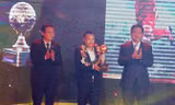 Phạm Thành Lương nhận danh hiệu Quả bóng Vàng Việt Nam năm 2016. Ảnh: T.Vũ