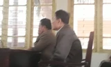  Hai bị cáo Vinh và Luật tại tòa.