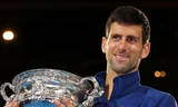 Djokovic hạnh phúc với chiếc cúp Australian Open thứ 6 trong sự nghiệp. Ảnh: GETTY IMAGES