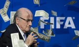 Ông Sepp Blatter bị rải một cơn mưa tiền giả trong cuộc họp báo hồi tháng 7. Ảnh: GETTY IMAGES