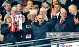 Vẻ mặt vô cảm của HLV Mourinho khi cùng M.U đăng quang ở League Cup. Ảnh: Getty Images