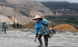 Các chuyên gia cho rằng, Việt Nam cần nhanh chóng gia nhập EITI. (Trong ảnh: Nhiều người dân đang khai thác than tại bãi than Mông Dương-Quảng Ninh năm 2015) Ảnh: Như Ý