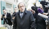 Ông Michel Platini trong vòng vây báo chí khi tới buổi điều trần của CAS hôm 9/12. Ảnh: Skysports