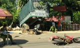 Hai xe máy bị xe tải cán nát