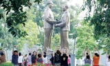 Tượng Bác Hồ-Bác Tôn được đặt trong khuôn viên công viên Thống Nhất