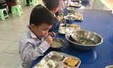 Bữa ăn của học sinh ngày 19/12. Ảnh: Nghiêm Huê.