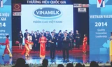 Giám đốc điều hành Vinamilk - Nguyễn Quốc Khánh đại diện công ty nhận danh hiệu thương hiệu Quốc gia. Ảnh: Quý Đoàn