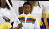 Chỉ vài ngày sau khi cầm cờ cho đoàn TT Namibia ở lễ khai mạc, võ sỹ Jonas Junius đã bị cảnh sát bắt giữ với cáo buộc tấn công tình dục ở làng Olympic. Ảnh: Youtube