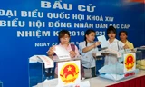 Sinh viên trường ĐH Sư phạm Hà Nội đi bỏ phiếu bầu cử sáng ngày 22/5. Ảnh: Như Ý