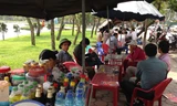 Hàng quán ăn uống tràn ngập quanh hồ Ba Mẫu. Ảnh: Tuấn Minh