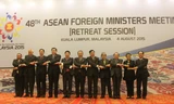 Phó Thủ tướng, Bộ trưởng Ngoại giao Phạm Bình Minh (thứ năm từ trái sang), Tổng Thư ký ASEAN Lê Lương Minh (ngoài cùng bên phải) và các trưởng đoàn chụp ảnh chung tại Phiên họp hẹp AMM-48. Ảnh: TTXVN
