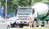 Đi vào đường cấm, giờ cấm nhưng sáng 18/6, khi được phóng viên đề nghị, CSGT tại chốt Lê Văn Lương - Khuất Duy Tiến mới ra dừng xe. Nhưng khi cán bộ này ra, tài xế xe tải 29C-49619 (thương hiệu Bê tông A&P) đã không dừng mà cho xe chạy tiếp. Ảnh: Lê Hoa