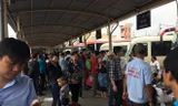 Hành khách đứng đợi tại bến xe Giáp Bát. Ảnh: Đinh Tuấn