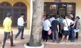 Người dân đến UBND huyện Thanh Trì yêu cầu làm rõ thông tin dự án. Ảnh: Minh Đức