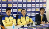 Quế Ngọc Hải (bìa trái) trao đổi thông tin với báo chí trước thềm trận Siêu cúp