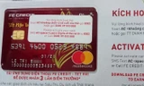 Không ít khách hàng nhận thẻ tín dụng miễn phí của FE Credit, sau đó bị nhân viên công ty này gọi điện kích hoạt và truy đòi để thu phí​. Ảnh: Phạm Thanh.
