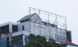 Biển quảng cáo trơ khung sắt tại ngã 5 Lê Duẩn - Kim Liên.