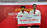 Trao giải cho người trúng xổ số (được đeo mặt nạ) 92 tỷ đồng.