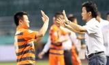 Văn Quyến (trái) sẽ tái ngộ HLV Văn Sỹ (phải) ở đội bóng mới sau quyết định trở lại sân cỏ. Ảnh: VSI