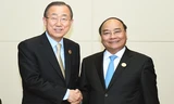 Bên lề Hội nghị Cấp cao ASEAN lần thứ 28-29 và các hội nghị cấp cao liên quan, sáng 8/9 tại Vientiane, Thủ tướng Nguyễn Xuân Phúc hội kiến Tổng Thư ký Liên Hợp Quốc Ban Ki-moon. Ảnh: TTXVN