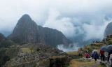 Machu Picchu - Bên trái là khu nhà ở và đền đài, bên phải là khu trồng trọt được giật cấp bậc thang.