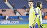 Thủ thành Thibaut Courtois (trái) hay Petr Cech (phải) được ra sân ở chung kết Capital One Cup vẫn được HLV Mourinho giữ kín. Ảnh: Getty Images