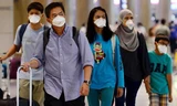 Hành khách cảnh giác với MERS khi tới sân bay quốc tế Incheon, Hàn Quốc. Ảnh: Yonhap