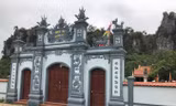 Cổng ngôi miếu hoành tráng, phía trên ghi “Miếu Bà Tam Thượng Linh Từ”.