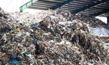 Hàng ngàn tấn rác ùn ứ.
