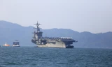 Tàu sân bay Mỹ Carl Vinson neo đậu tại vịnh Đà Nẵng hồi tháng 3​. Ảnh: Nguyễn Thành.