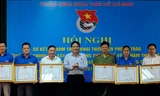 Bí thư Thứ nhất T.Ư Đoàn Nguyễn Đắc Vinh trao bằng khen của Thủ tướng Chính phủ cho các tập thể, cá nhân xuát sắc.