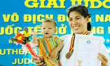 Như Ý và con trai trên bục nhận huy chương tại giải Judo Đông Nam Á mở rộng. Ảnh: Trí Sơn