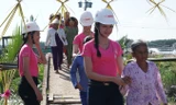 Thí sinh Hoa hậu Việt Nam 2018 đón bà con tại ấp Pháo Đài, xã Phú tân, huyện Tân Phú Đông, tỉnh Tiền Giang tới dự lễ Khởi công dự án cải tạo cầu Tám Mẹo trong niềm hân hoan.