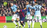 Ba hậu vệ Man City hợp sức cũng không ngăn nổi Messi. Ảnh: Getty Images