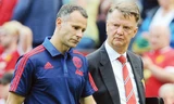 HLV Van Gaal (phải) vẫn ca ngợi các học trò dù M.U không có chiến thắng trên sân nhà. Ảnh: Dailymail