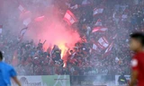 CĐV Hải Phòng đốt pháo sáng trên sân Hàng Đẫy. Ảnh: VSI