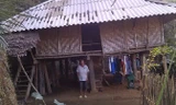 Ông Hà Văn Đức bên ngôi nhà tạm của gia đình mình.