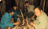 Người dân cùng kiểm lâm ăn, ngủ trong rừng