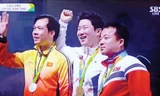 Xạ thủ Hoàng Xuân Vinh (bìa trái) trên bục nhận huy chương. Ảnh: Đình Thoa