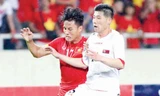 Mạc Hồng Quân (trái) ghi điểm trong mắt HLV Miura khi ghi bàn trong trận giao hữu giữa ĐTVN gặp Triều Tiên tối qua. Ảnh: VSI