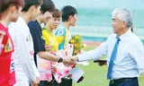 Các nữ cầu thủ nhận hoa chúc mừng ngày 8/3 từ Chủ tịch VFF Lê Hùng Dũng 