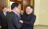 Nhà lãnh đạo Triều Tiên Kim Jong-un chào đón một thành viên phái đoàn của Tổng thống Hàn Quốc tại một cuộc ăn tối. Ảnh: KCNA.