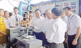 Phó Thủ tướng Nguyễn Xuân Phúc (thứ hai hàng đầu từ phải qua) và lãnh đạo thành phố Hà Nội thăm gian trưng bày về hoạt động KHCN của Hà Nội tại triển lãm kỷ niệm 60 năm giải phóng Thủ đô