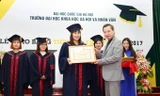 GS.TS Phạm Quang Minh trao học bổng tiến sĩ cho các nghiên cứu sinh hoàn thành chương trình học​. Ảnh: Ngọc Châu.