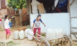 Chị Thanh và bé Trinh phải đi mua từng can nước sạch về sử dụng