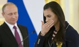 Nhà vô địch Olympic môn nhảy sào Yelena Isinbayeva cố kìm nén cảm xúc khi phát biểu trong cuộc gặp với Tổng thống Putin tại Điện Kremlin. Ảnh: AP