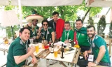 Tác giả (đứng, giữa) với các CĐV Mexico ở một quán bia gần khu vực sân Luzhniki. Ảnh: N.Phong.